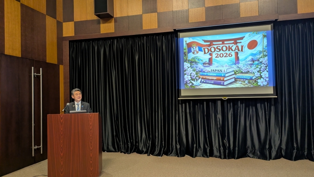 挨拶をする堤大使