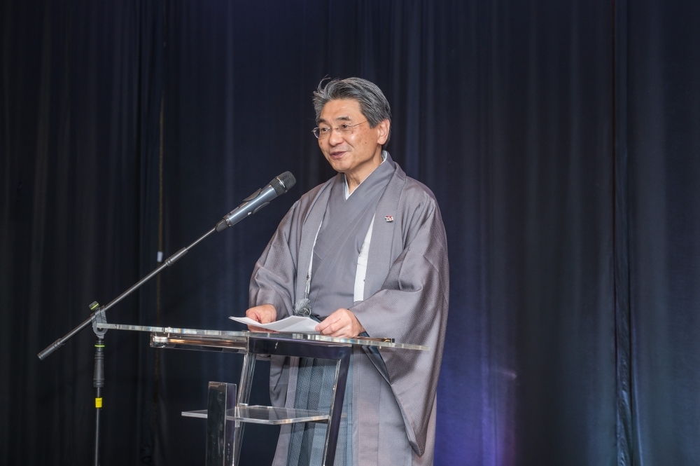 挨拶をする堤大使