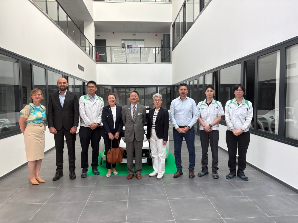 (NEMS) 中央が堤大使、左から2人目がIvović GM、同3人目が長谷EM、右から3人目がMilanović工場長